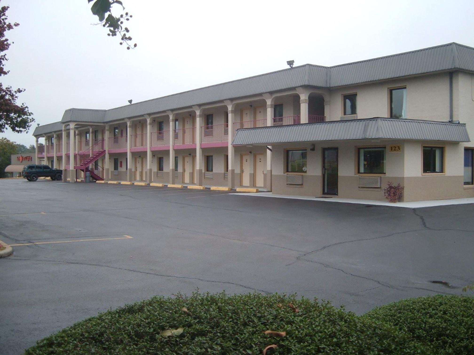 Laurel Vacations - Super 8 by Wyndham Laurel - Property Image 7