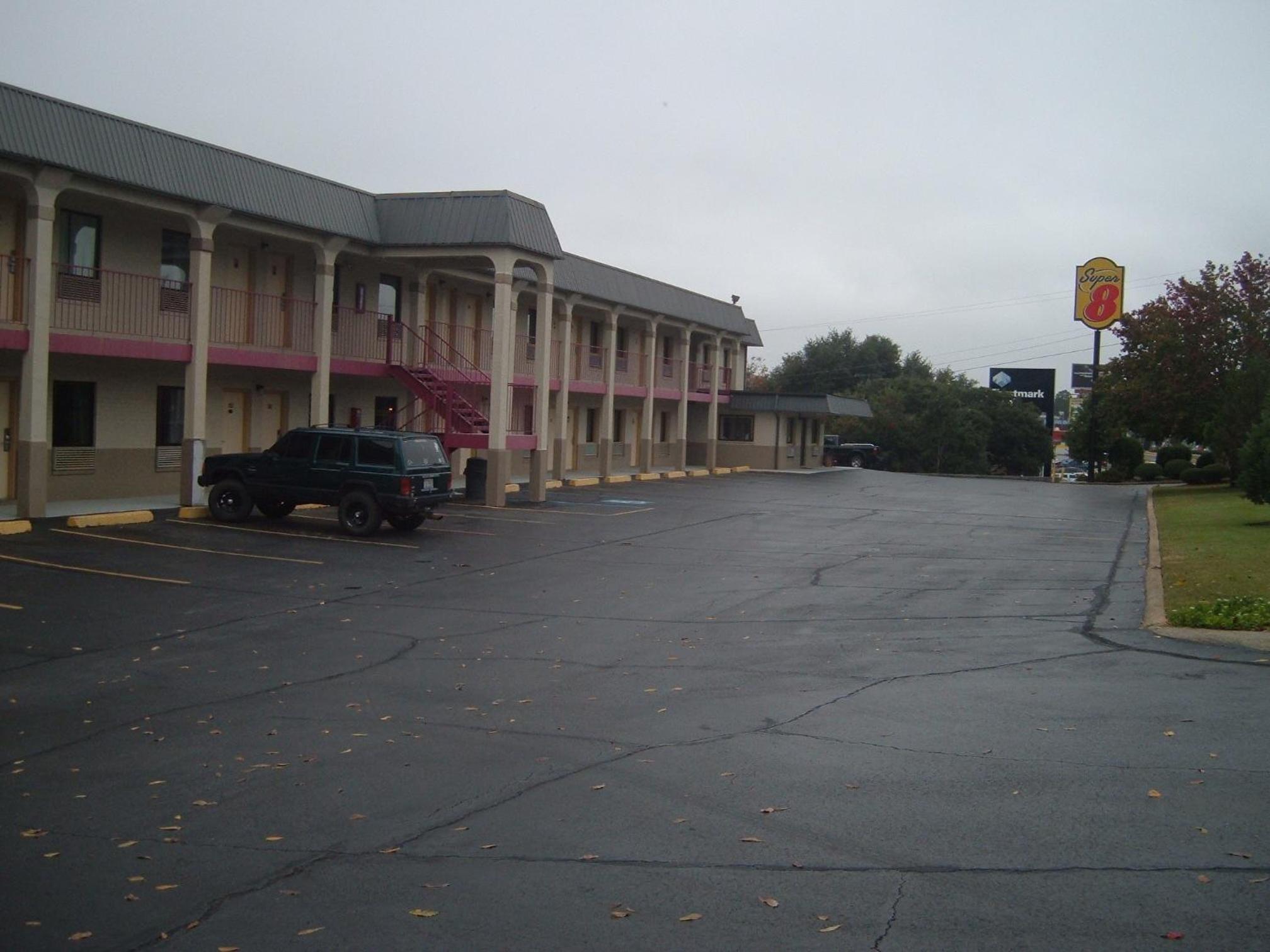 Laurel Vacations - Super 8 by Wyndham Laurel - Property Image 6