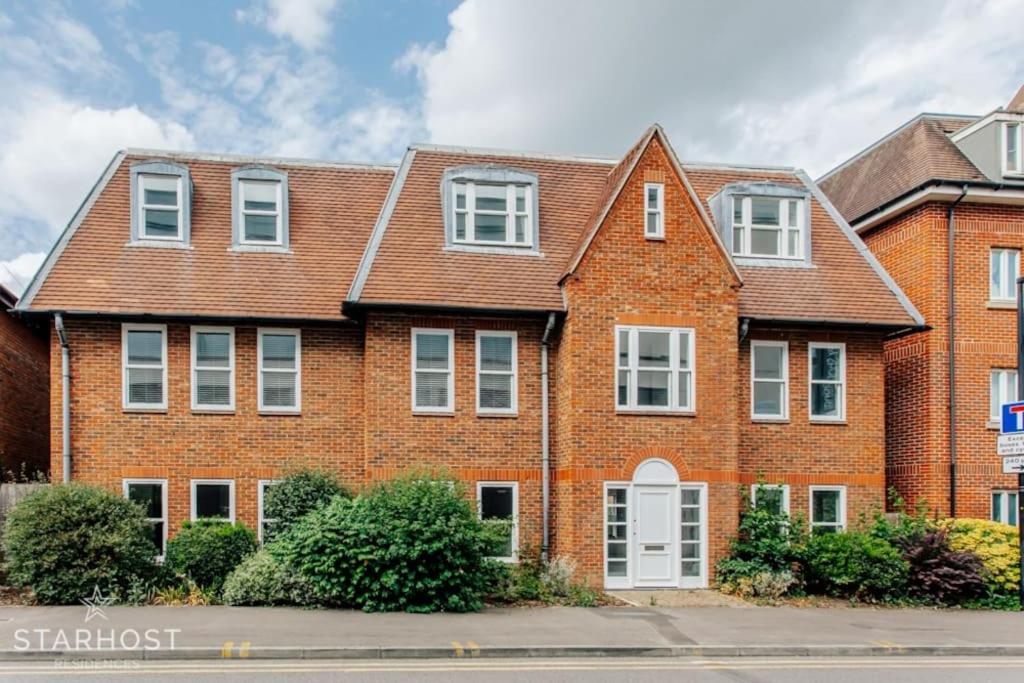 StarHost Residences - Brand New 2 Bed Apartment in Newbury Town Centre view 2