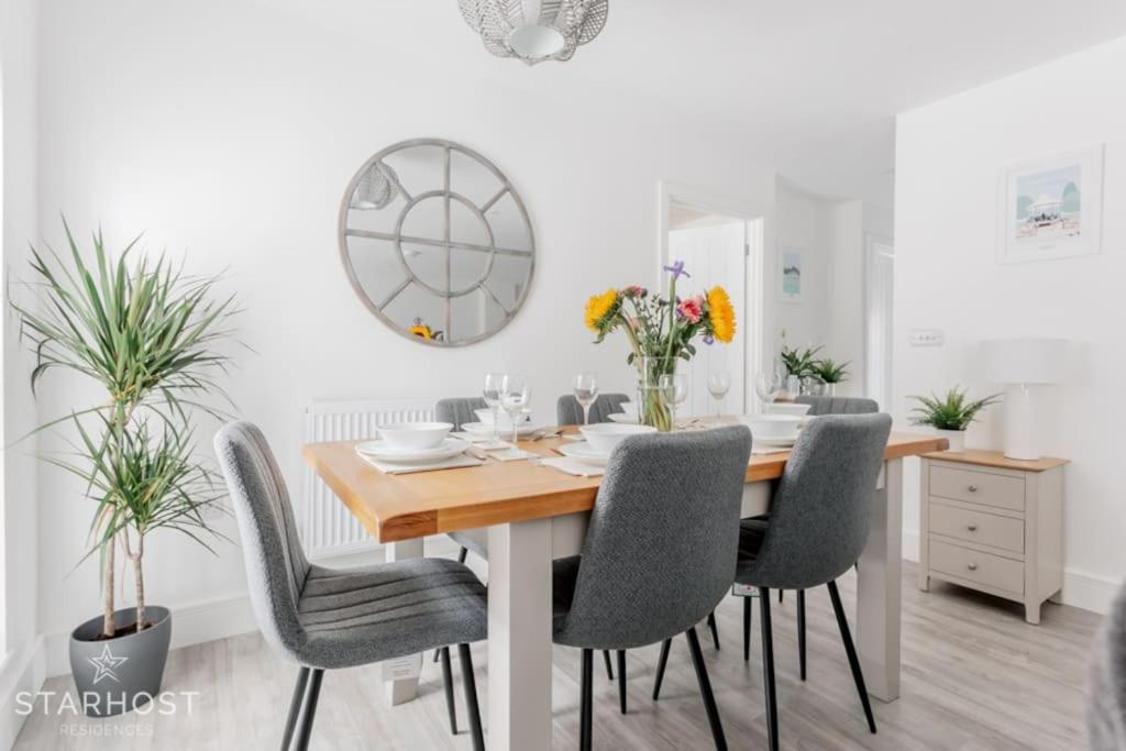 StarHost Residences - Brand New 2 Bed Apartment in Newbury Town Centre view 3