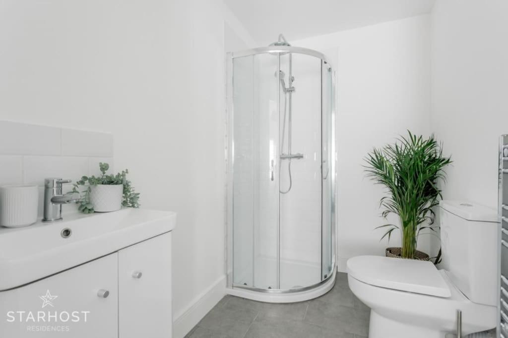 StarHost Residences - Brand New 2 Bed Apartment in Newbury Town Centre view 4