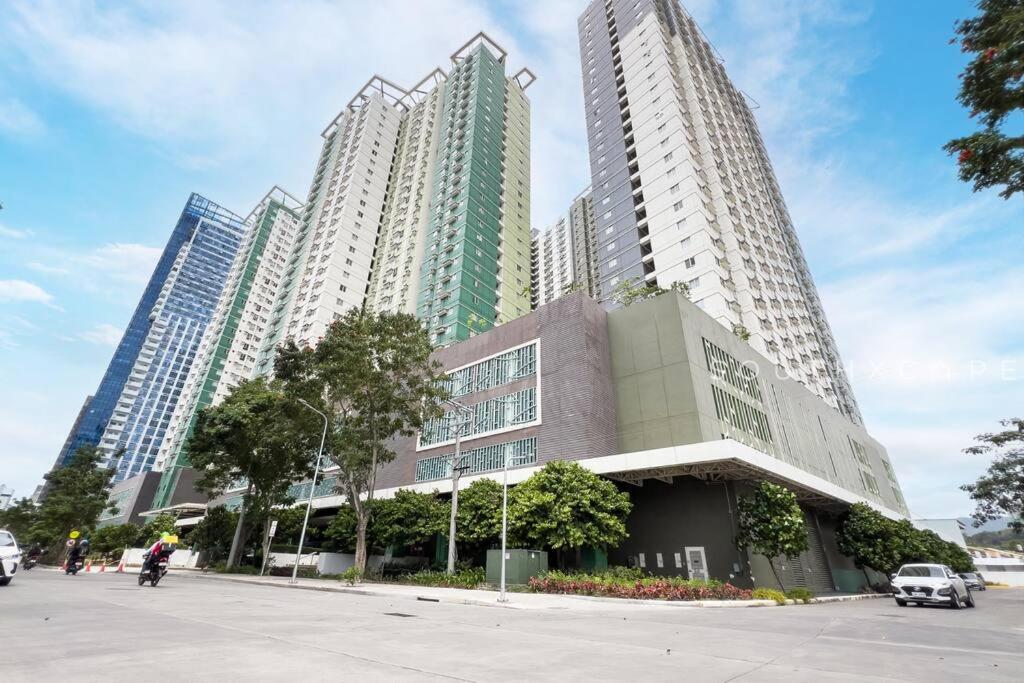 Furnished Studio in Avida Towers Riala, Cebu IT Park with Pool, Fast WiFi, Netflix and More