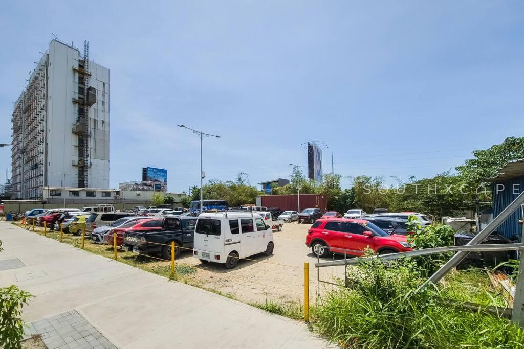 Furnished Studio in Avida Towers Riala, Cebu IT Park with Pool, Fast WiFi, Netflix and More