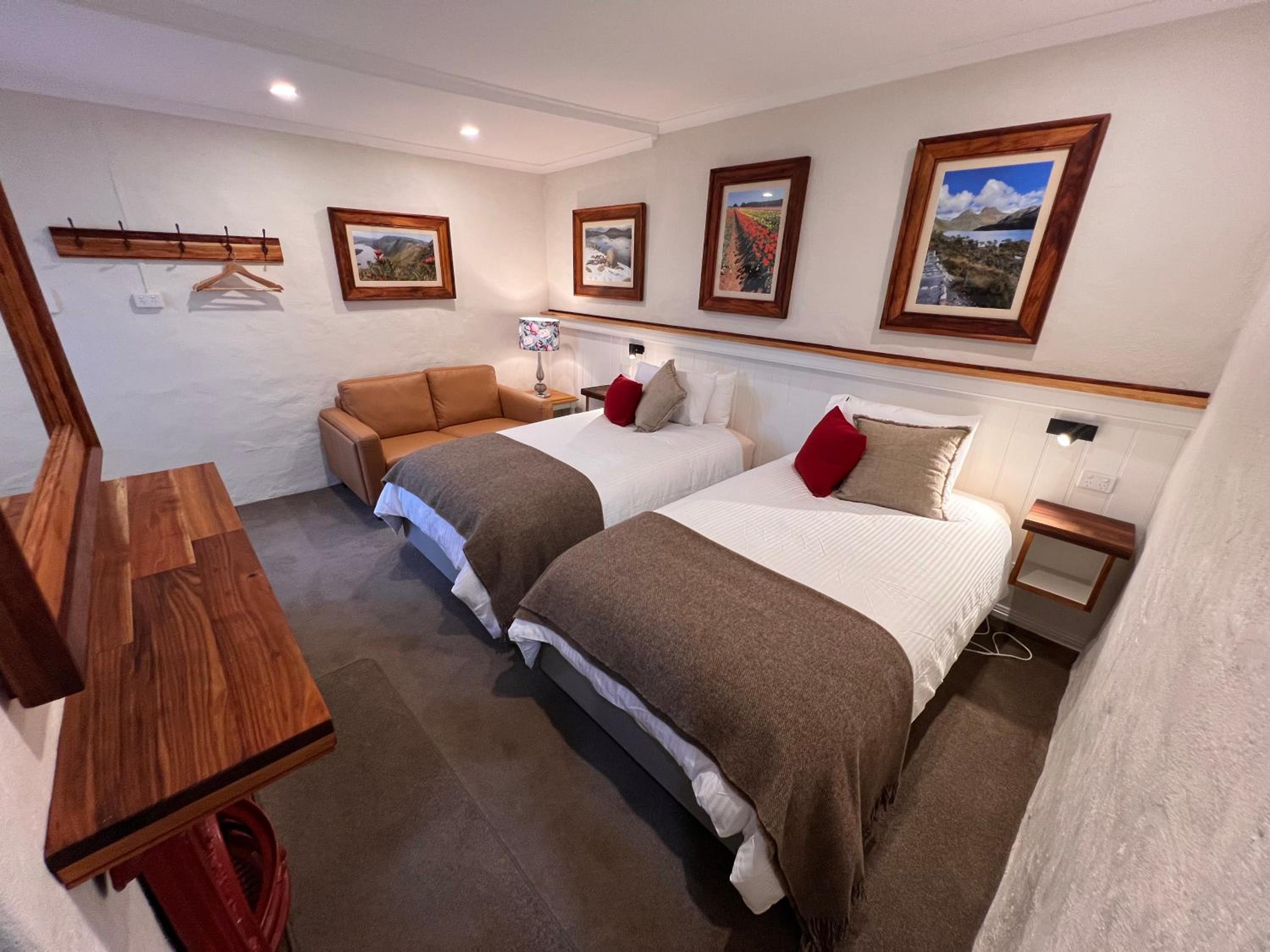 Mersey River Cottage ( cir 1888) Central location with Amazing Ocean and Habour Views.