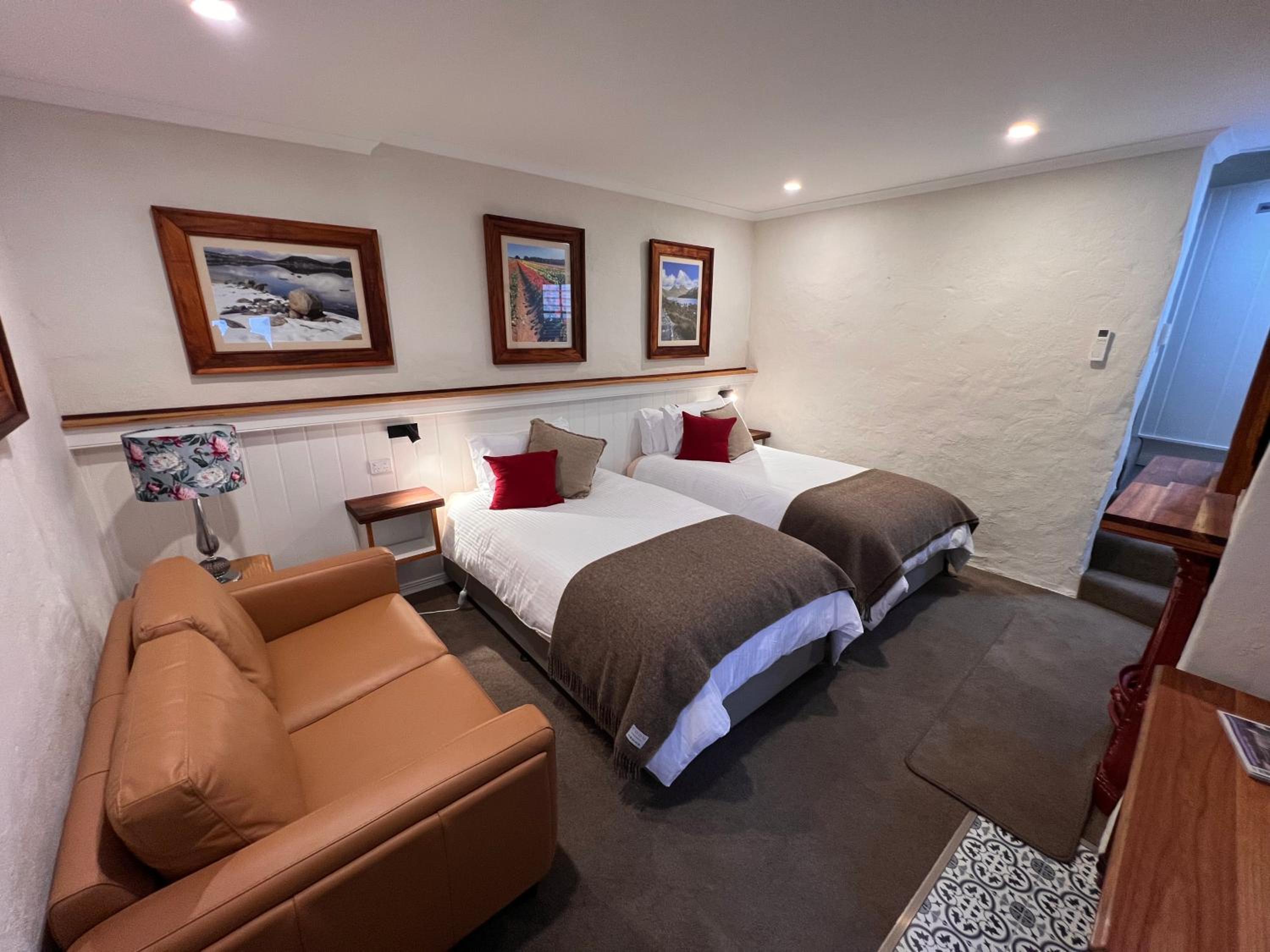 Mersey River Cottage ( cir 1888) Central location with Amazing Ocean and Habour Views.