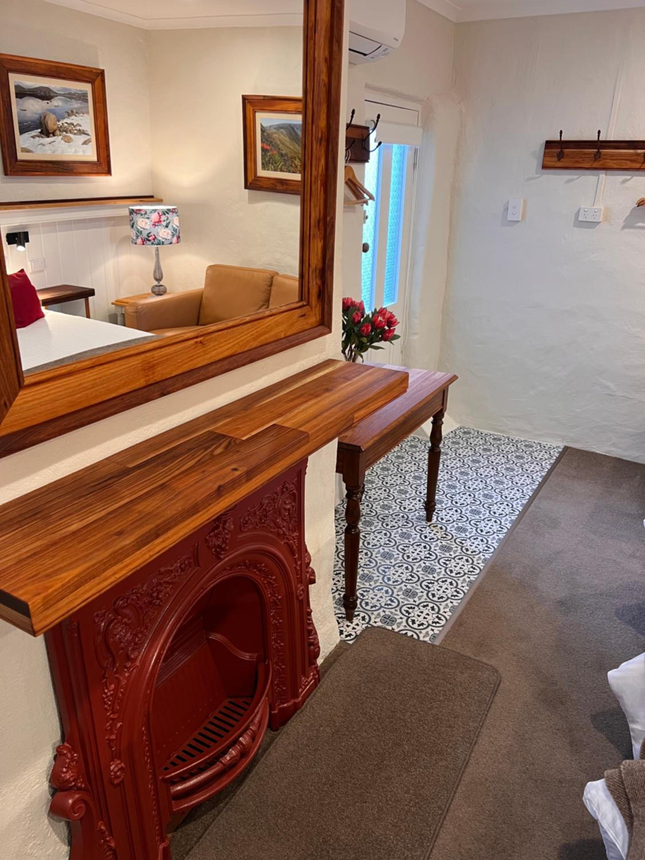 Mersey River Cottage ( cir 1888) Central location with Amazing Ocean and Habour Views.