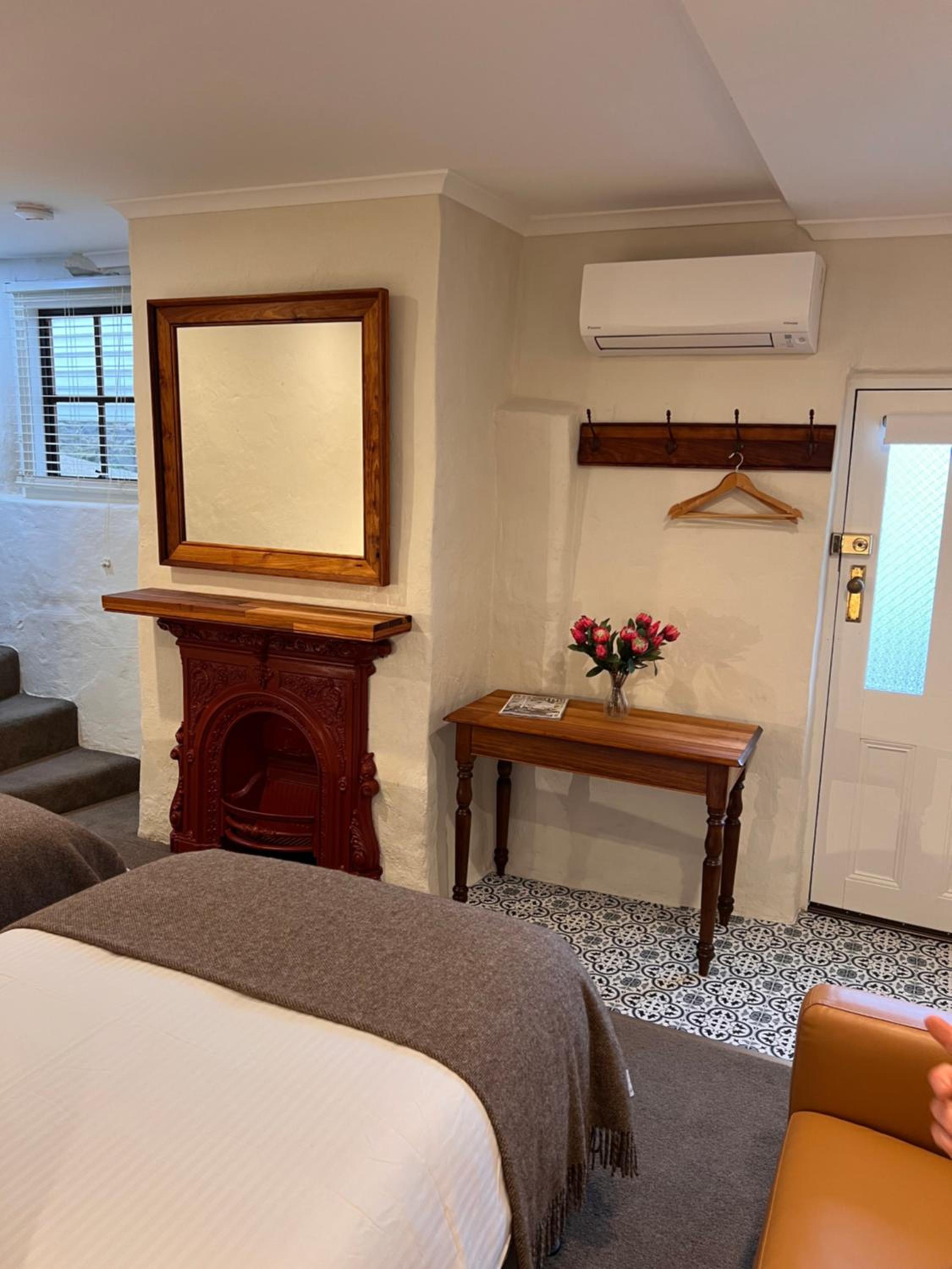 Mersey River Cottage ( cir 1888) Central location with Amazing Ocean and Habour Views.