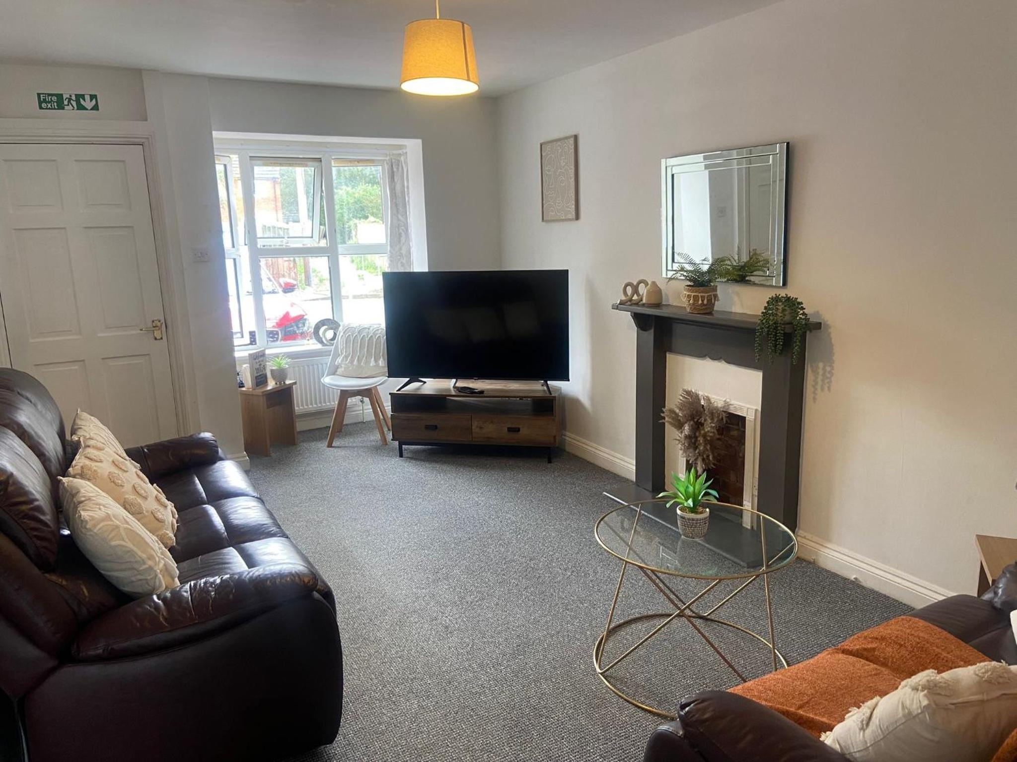 Contractor and family friendly spacious 3-Bed House with private parking, WiFi, garden area view 3