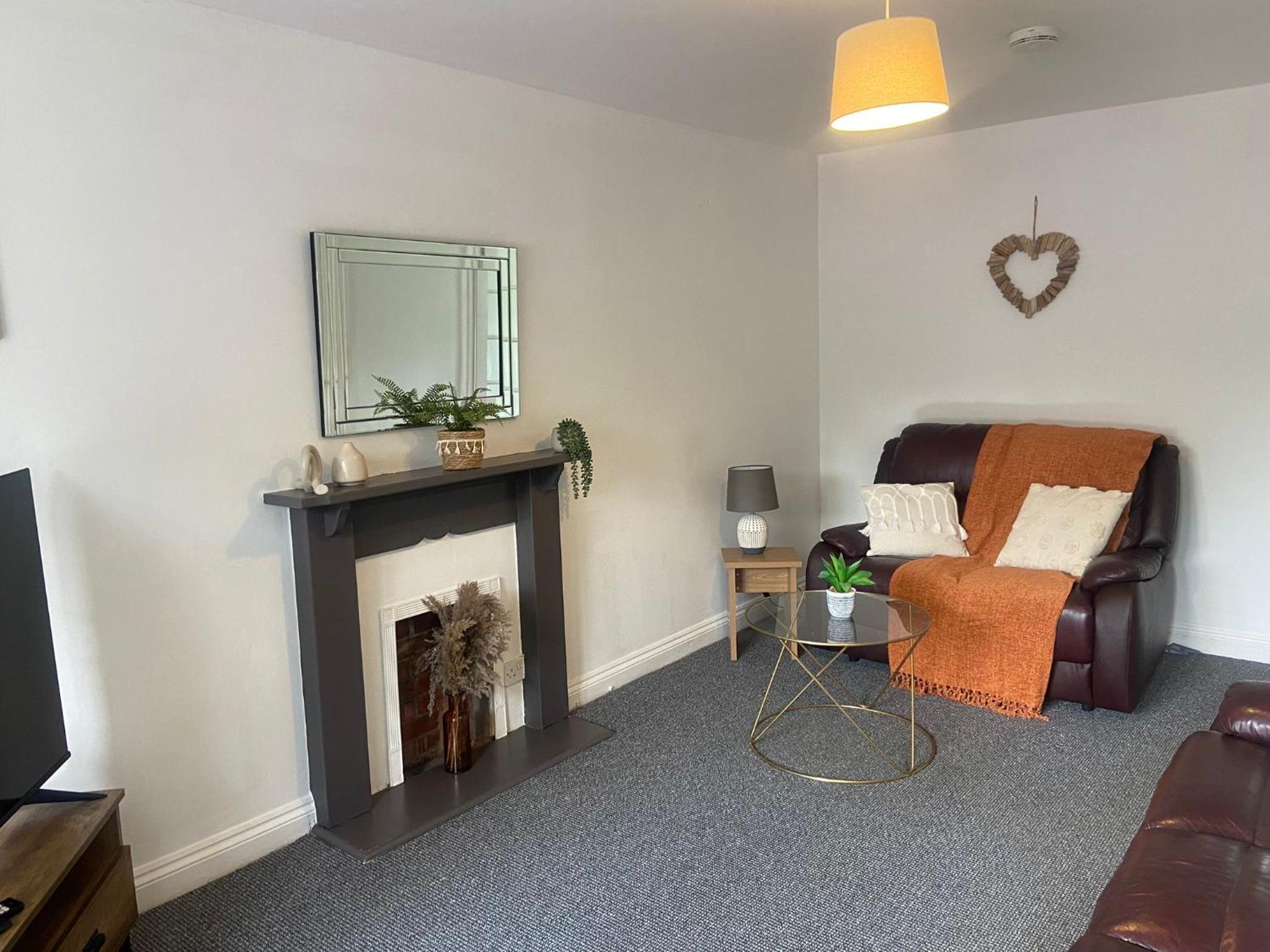Contractor and family friendly spacious 3-Bed House with private parking, WiFi, garden area view 4