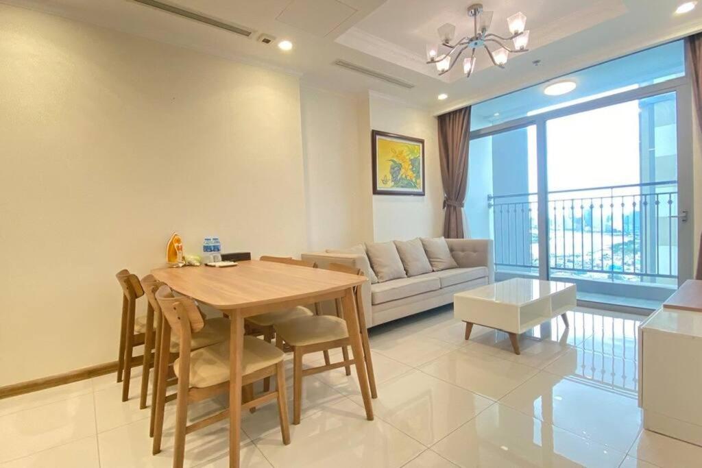 Luxury service Apart with 2br Vinhome Central Park