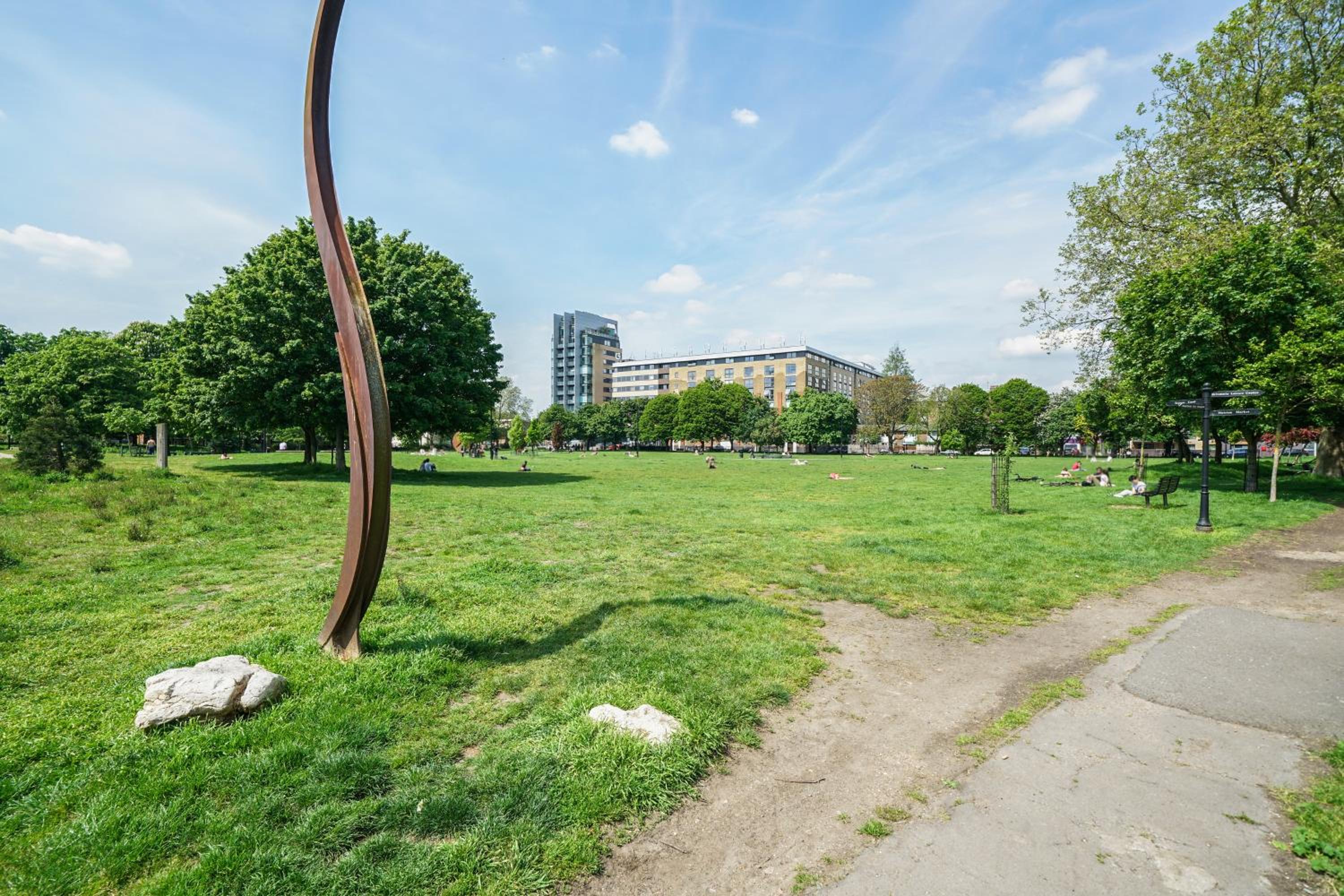 2 Bed Garden Apt Sleeps 7 Short Walk to Old Street