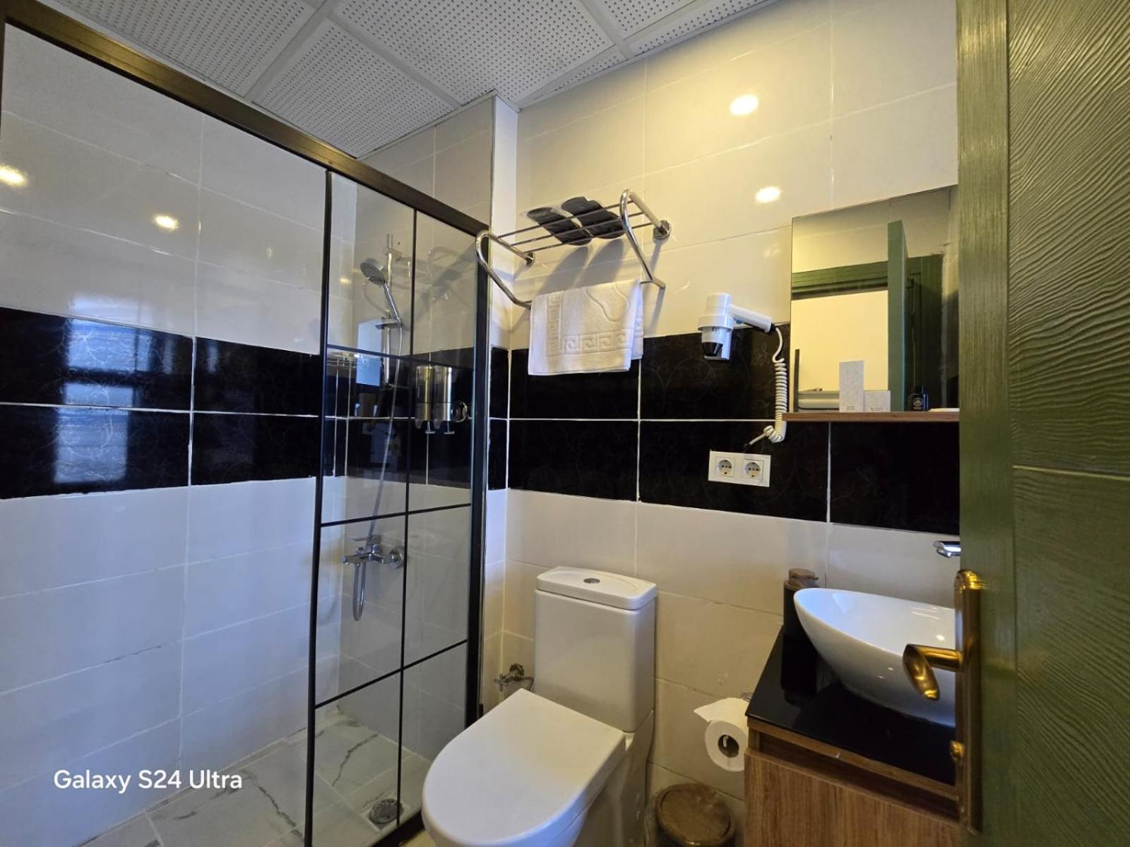 Grand Rafinn Boutique Hotel - Image 5