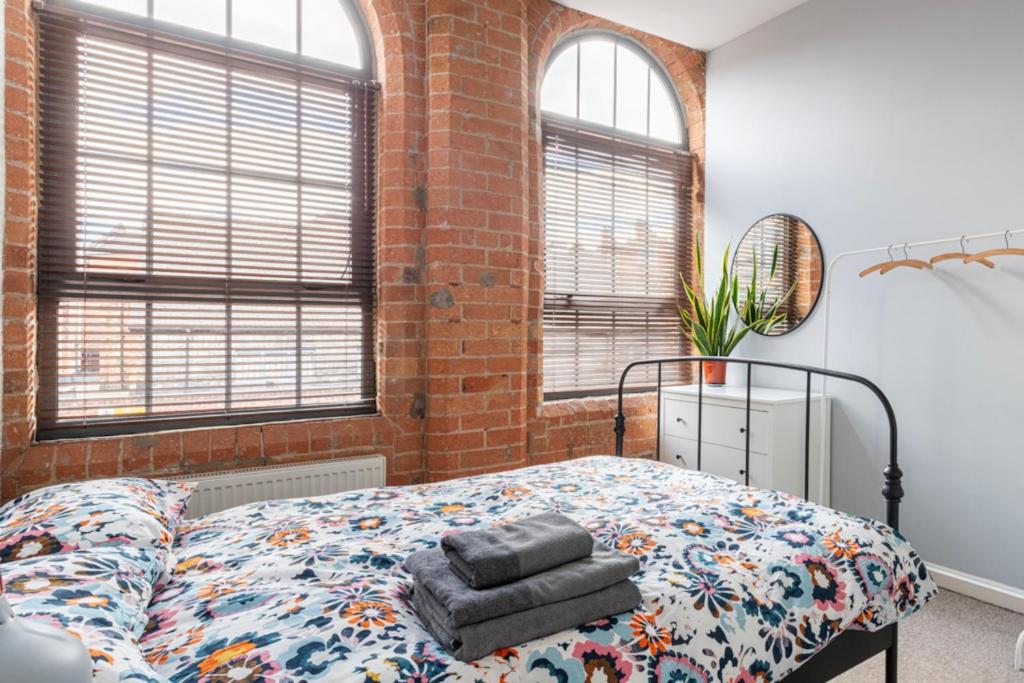 5 mins walk from centre, spacious city apt, open-plan view 2