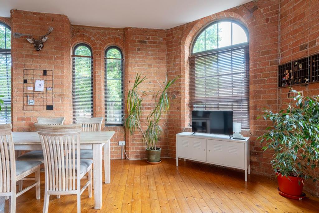 5 mins walk from centre, spacious city apt, open-plan view 3
