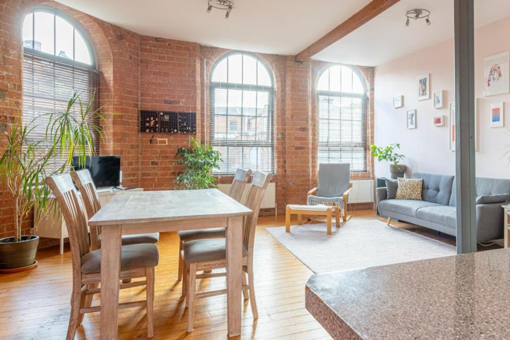 5 mins walk from centre, spacious city apt, open-plan view 4