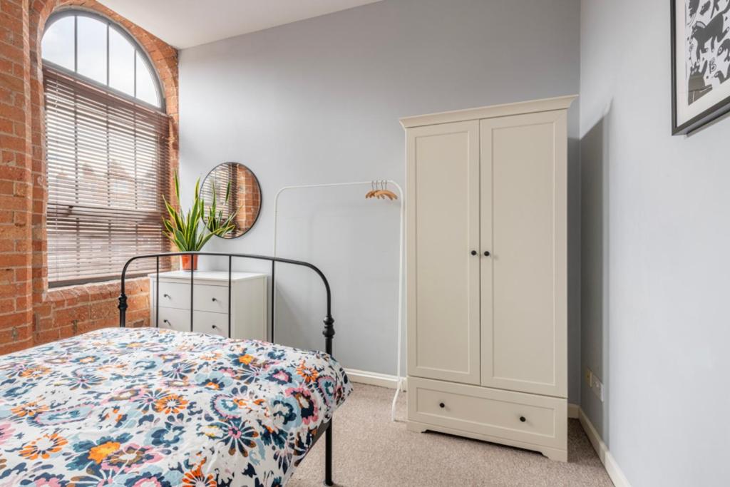5 mins walk from centre, spacious city apt, open-plan view 5