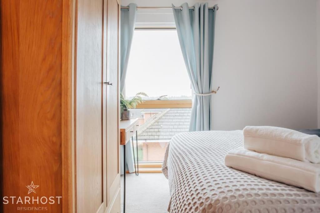 StarHost Residences - Stunning 2 bed apartment in West Mills, Newbury view 3