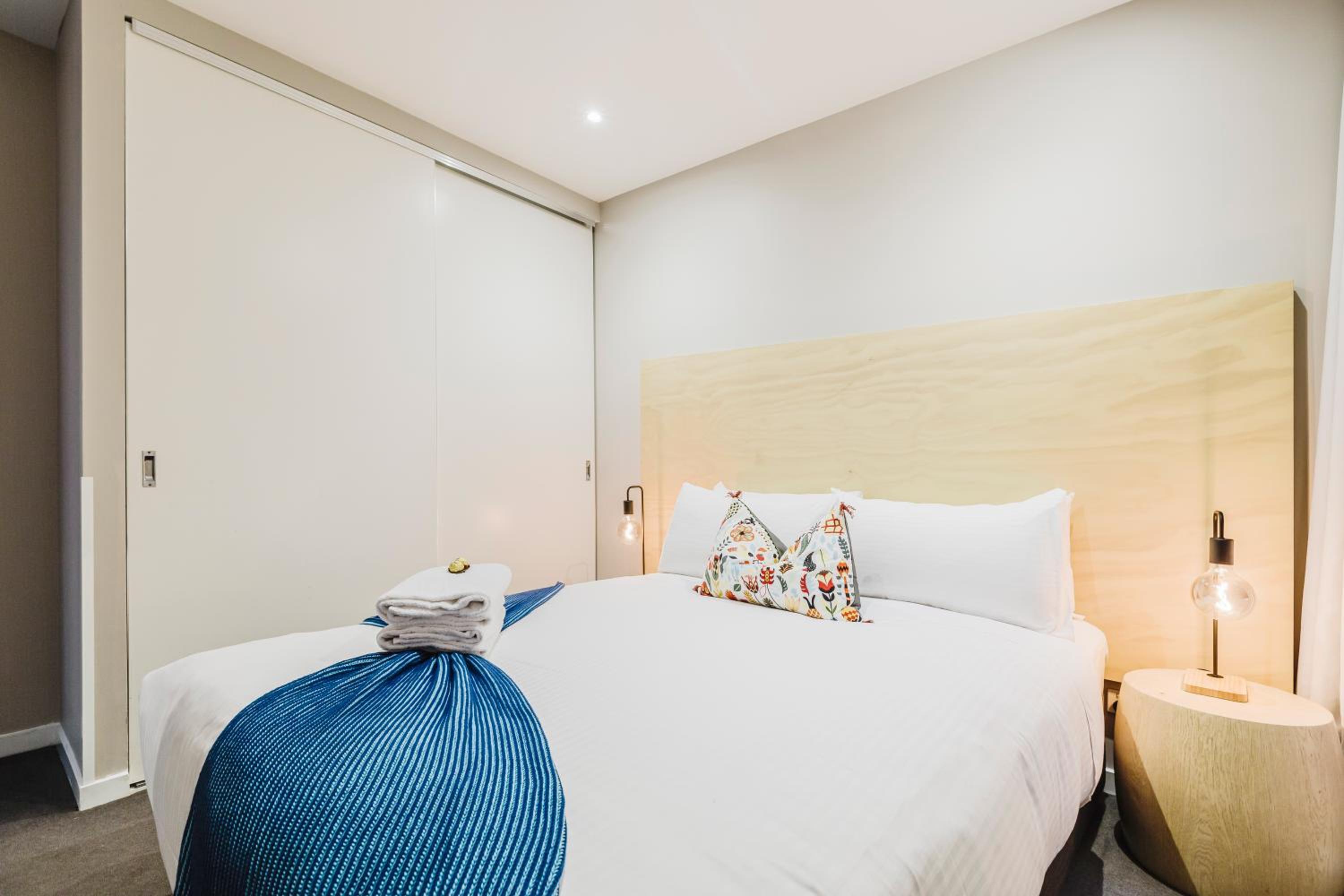 Light Airy Parking WiFi WFH Walk to MCEC Crown