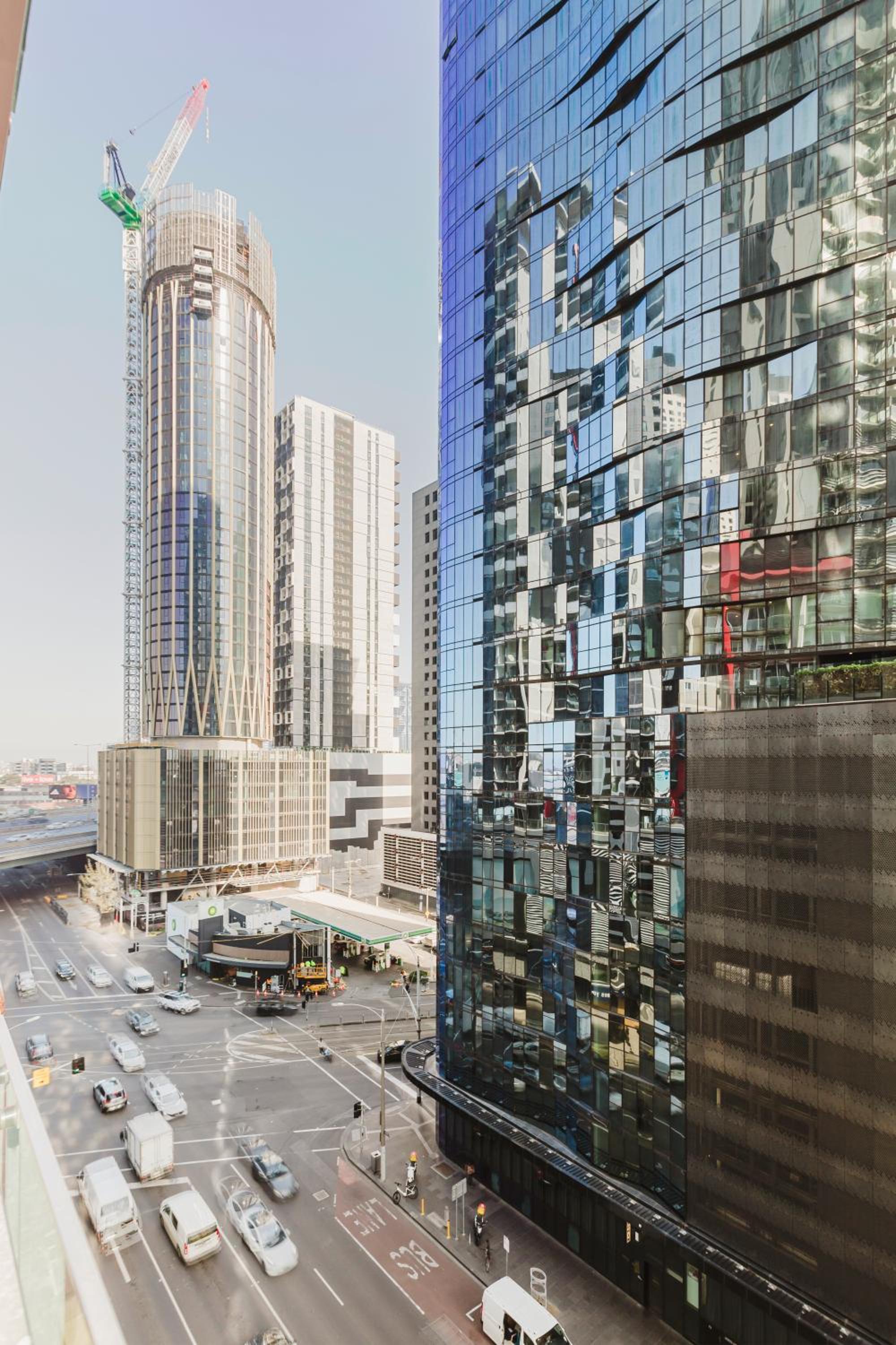 Light Airy Parking WiFi WFH Walk to MCEC Crown