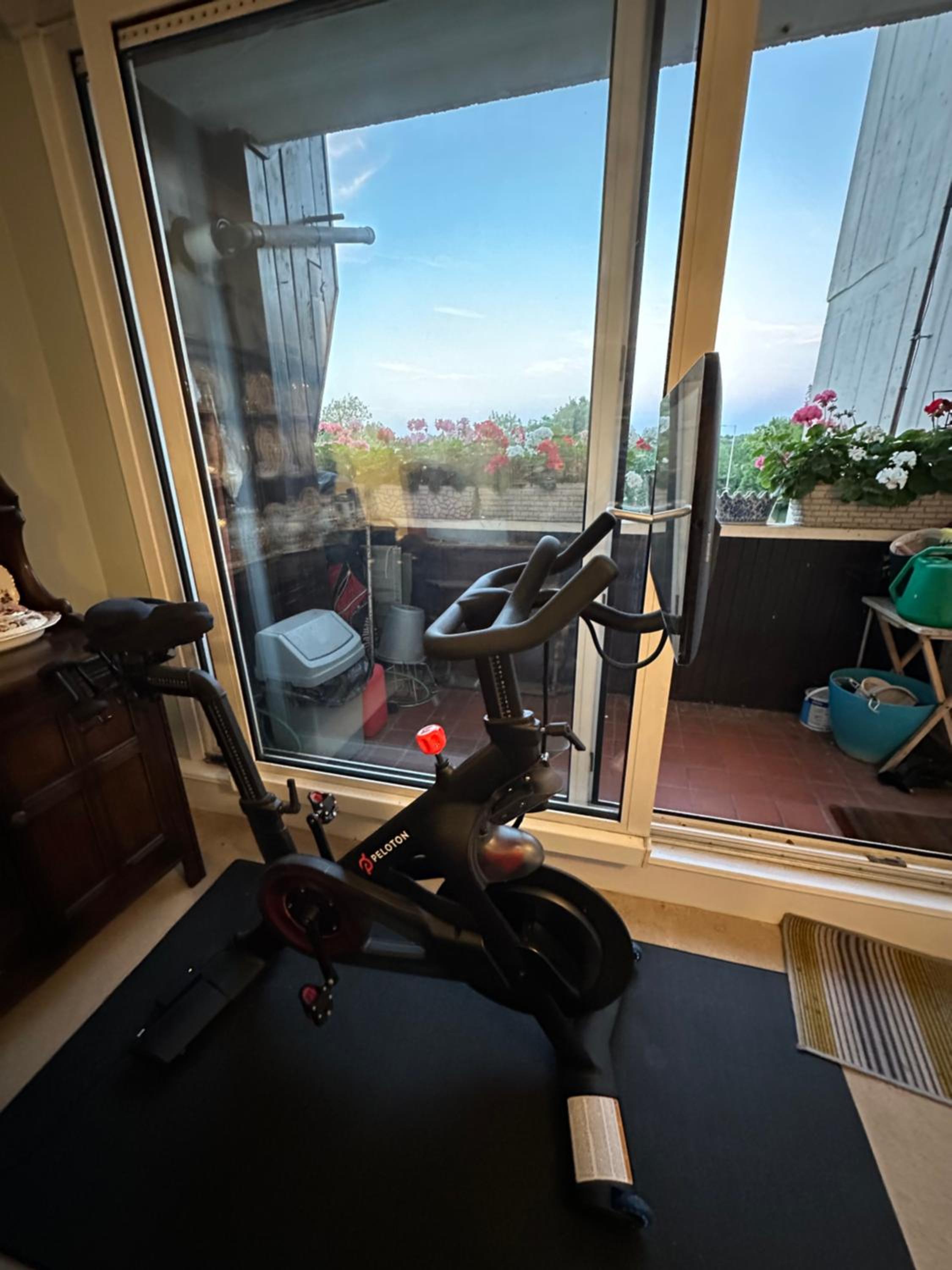 Lovely 1 Double Bed Flat view 4