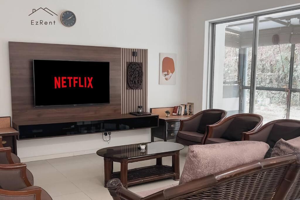 Big Terrace House for 14 Guests with Free WiFi and Netflix near Taiping Lake Garden Zoo photo 4
