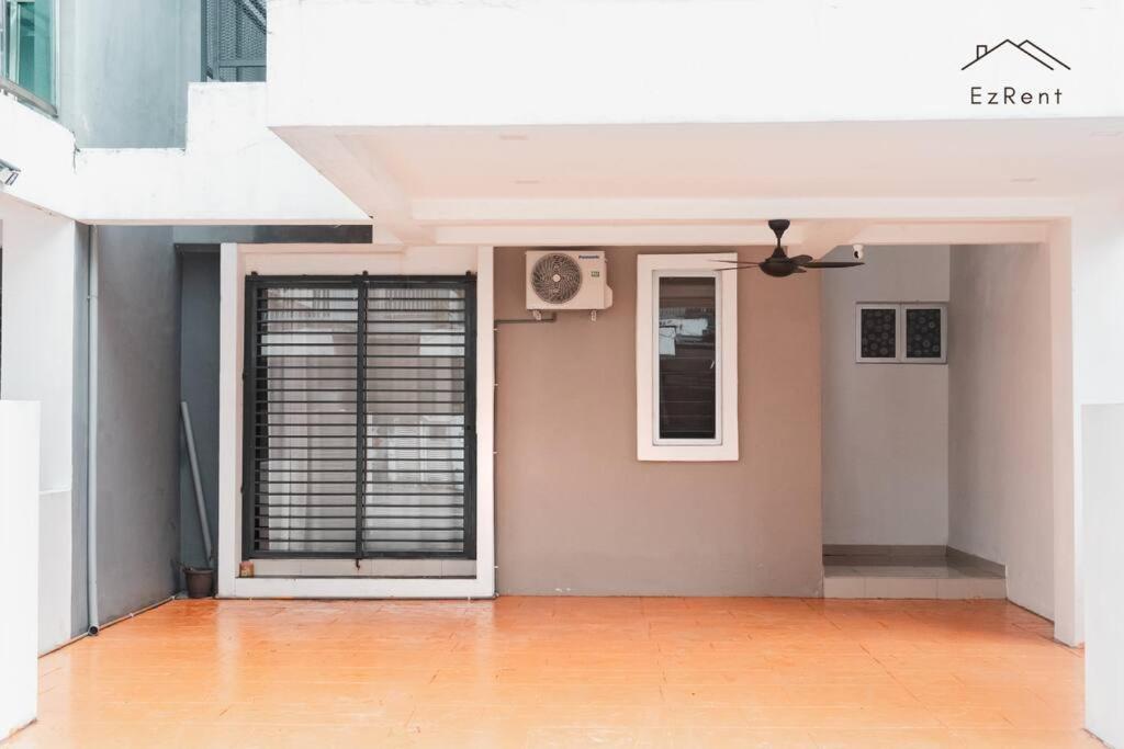 Big Terrace House for 14 Guests with Free WiFi and Netflix near Taiping Lake Garden Zoo photo 8