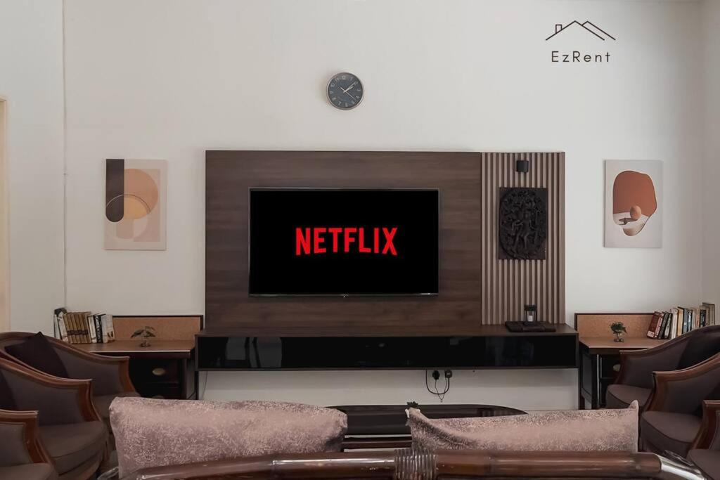 Big Terrace House for 14 Guests with Free WiFi and Netflix near Taiping Lake Garden Zoo photo 1