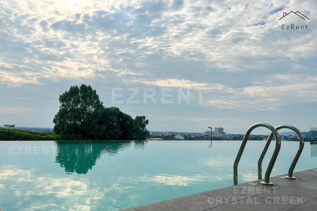 Big Terrace House for 14 Guests with Free WiFi and Netflix near Taiping Lake Garden Zoo photo 3