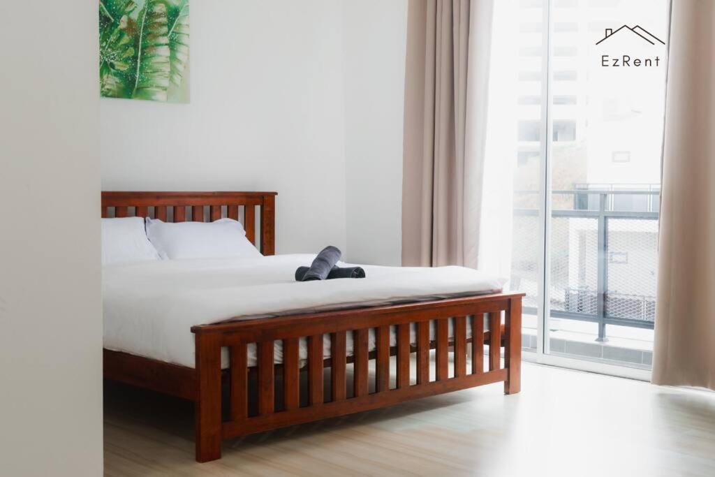Big Terrace House for 14 Guests with Free WiFi and Netflix near Taiping Lake Garden Zoo photo 2