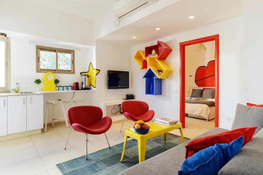 ART style apt steps from Hilton beach Tel Aviv view 2