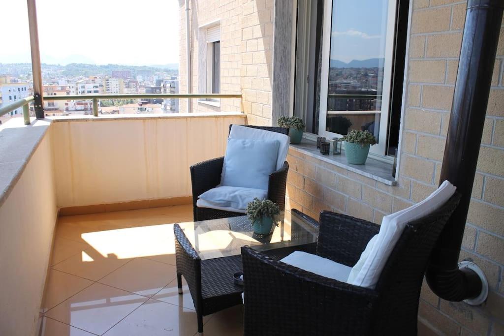 Cosy Rooftop Central Apartment at Pazari i Ri