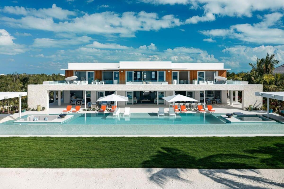 A paradise of villa that provides an ultimate luxury vacation experiences view 2