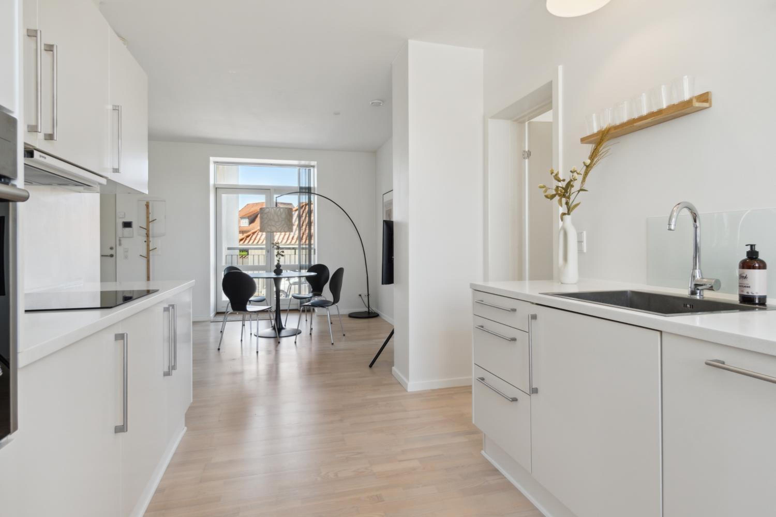 Charmerende 2BR lejlighed m privat parkering
