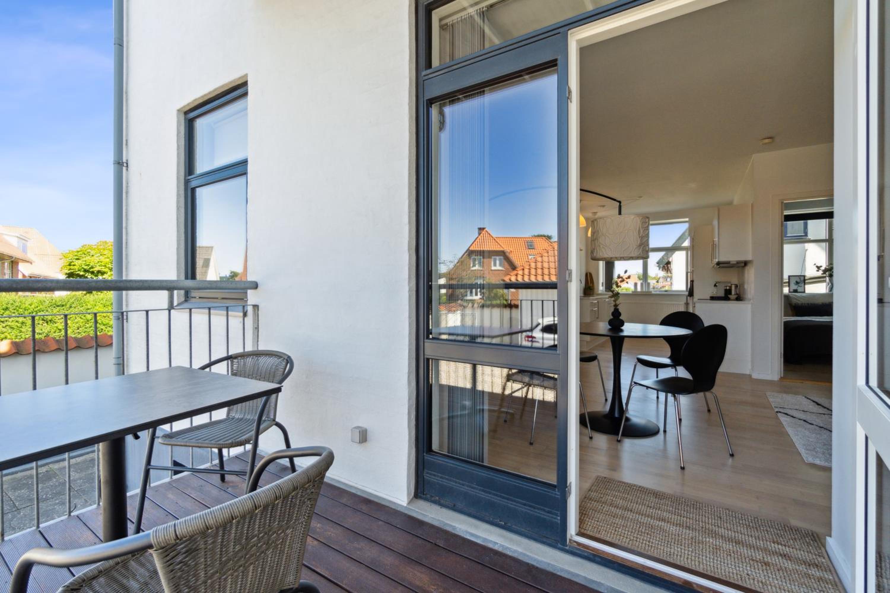 Charmerende 2BR lejlighed m privat parkering
