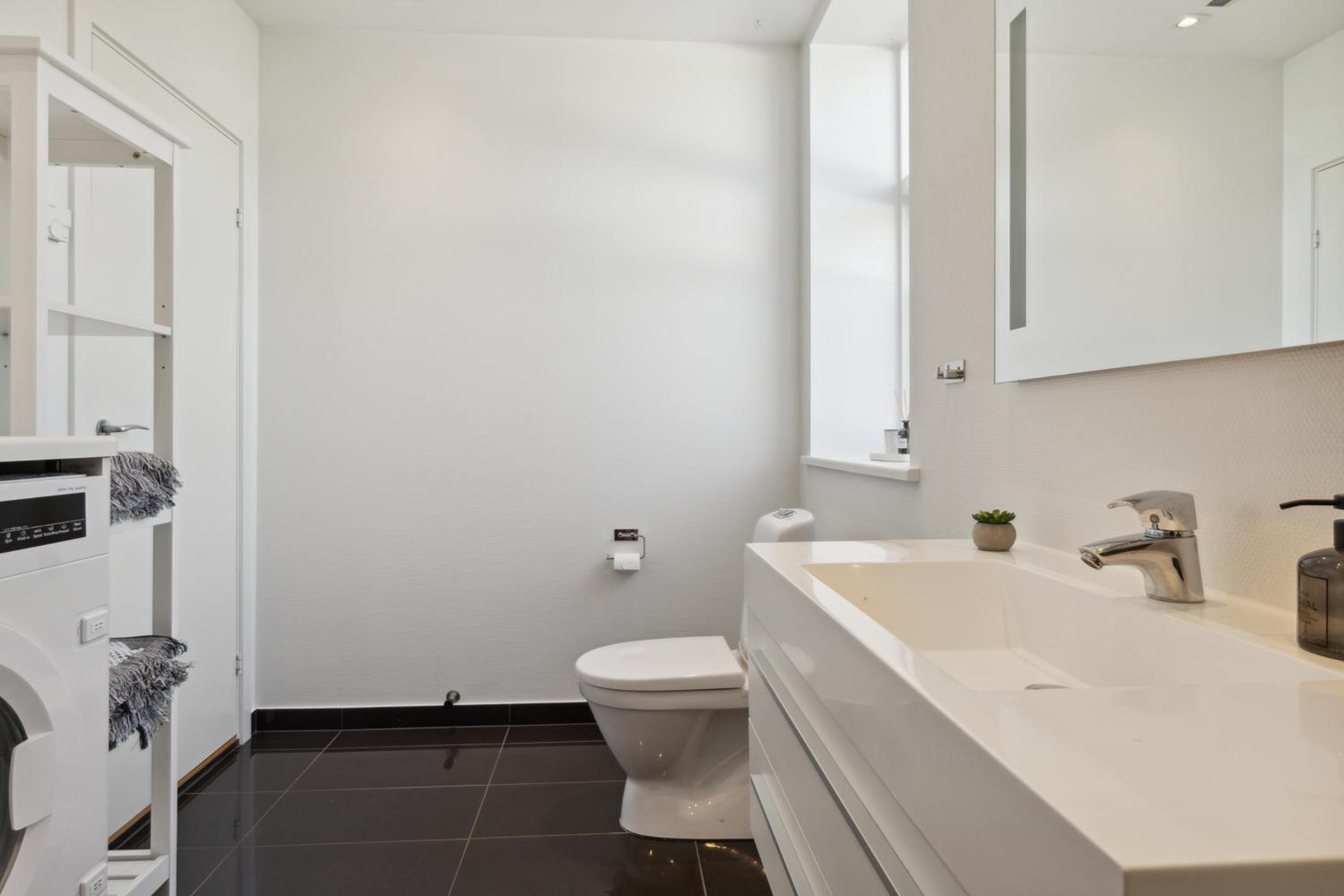 Charmerende 2BR lejlighed m privat parkering
