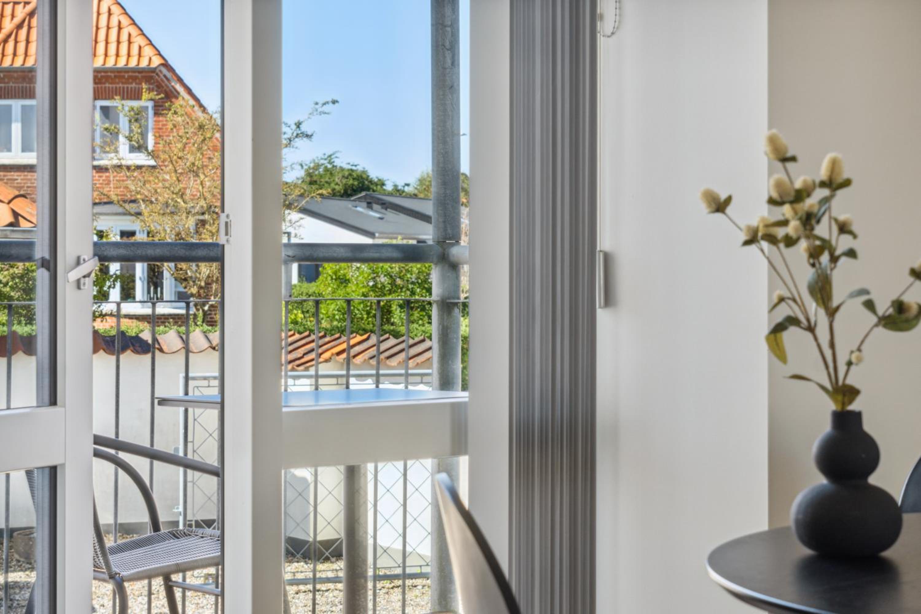 Charmerende 2BR lejlighed m privat parkering