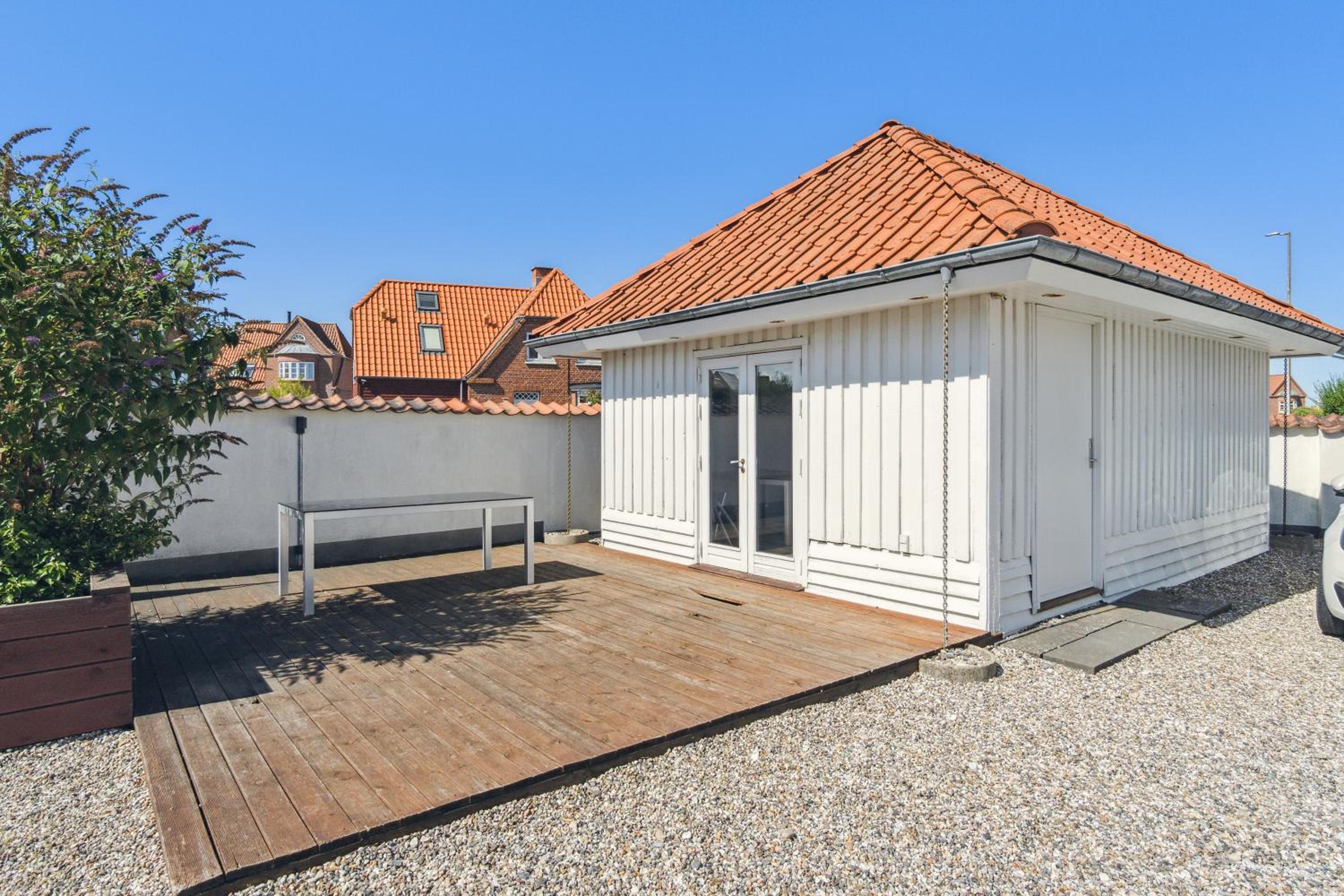 Charmerende 2BR lejlighed m privat parkering