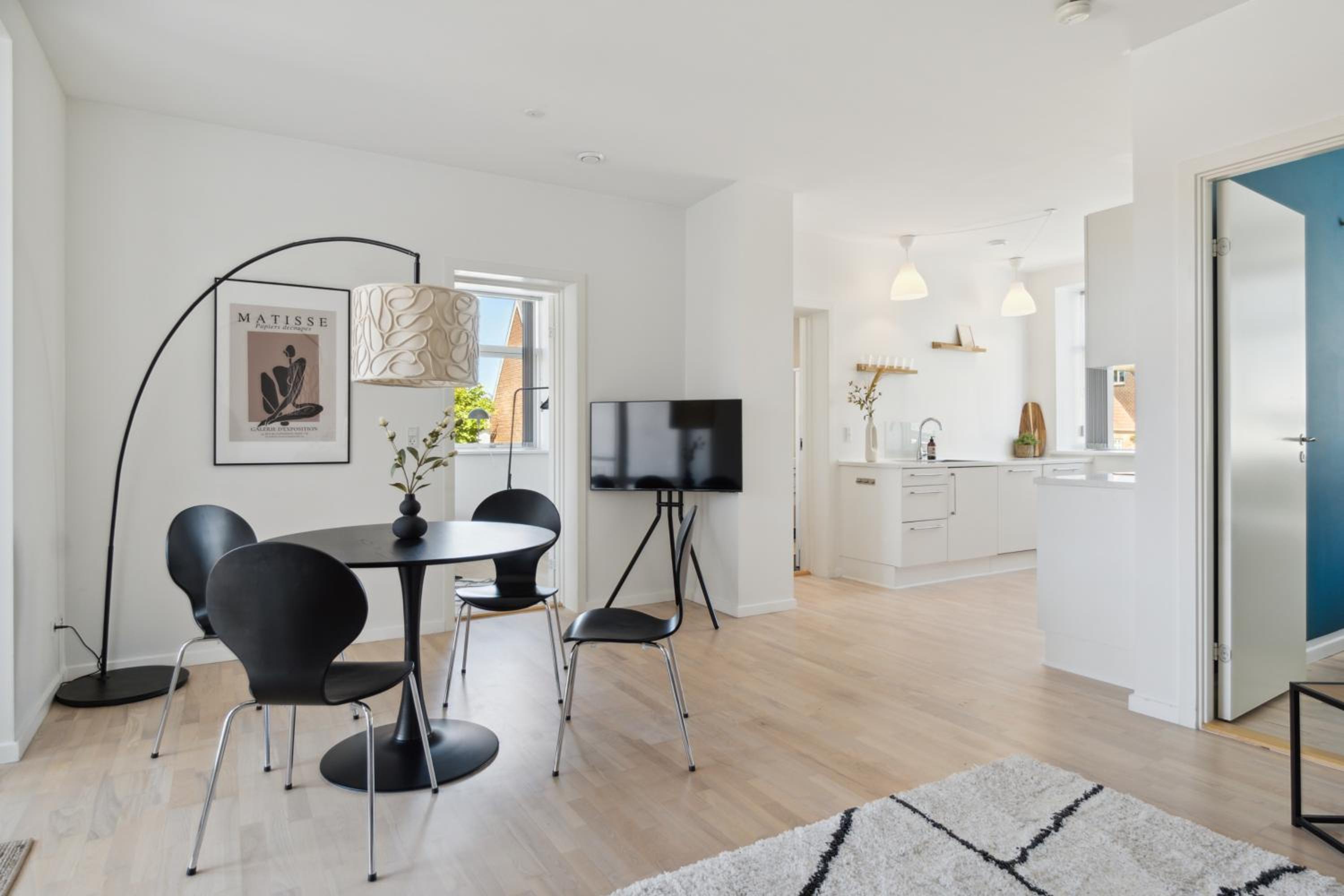 Charmerende 2BR lejlighed m privat parkering
