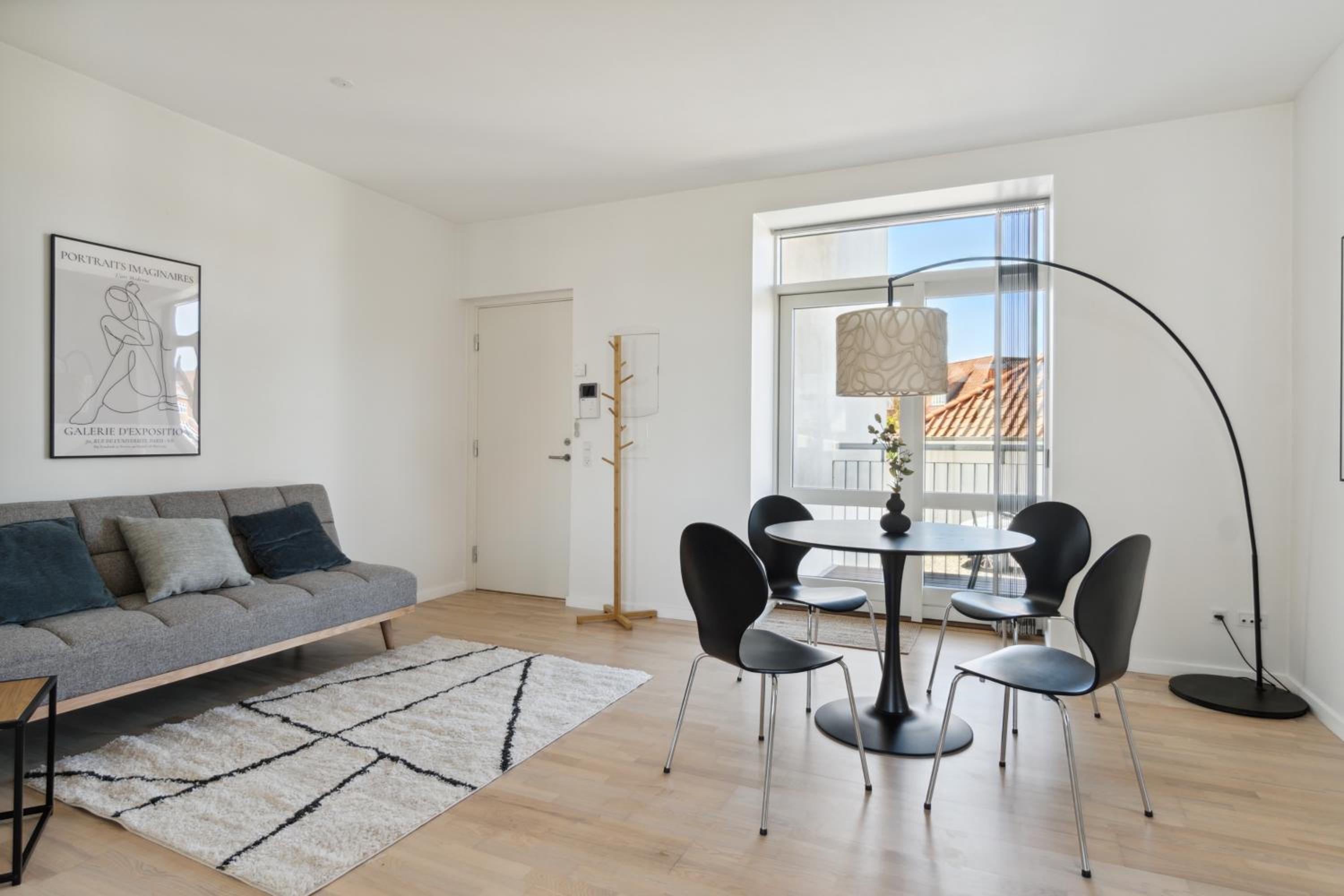 Charmerende 2BR lejlighed m privat parkering