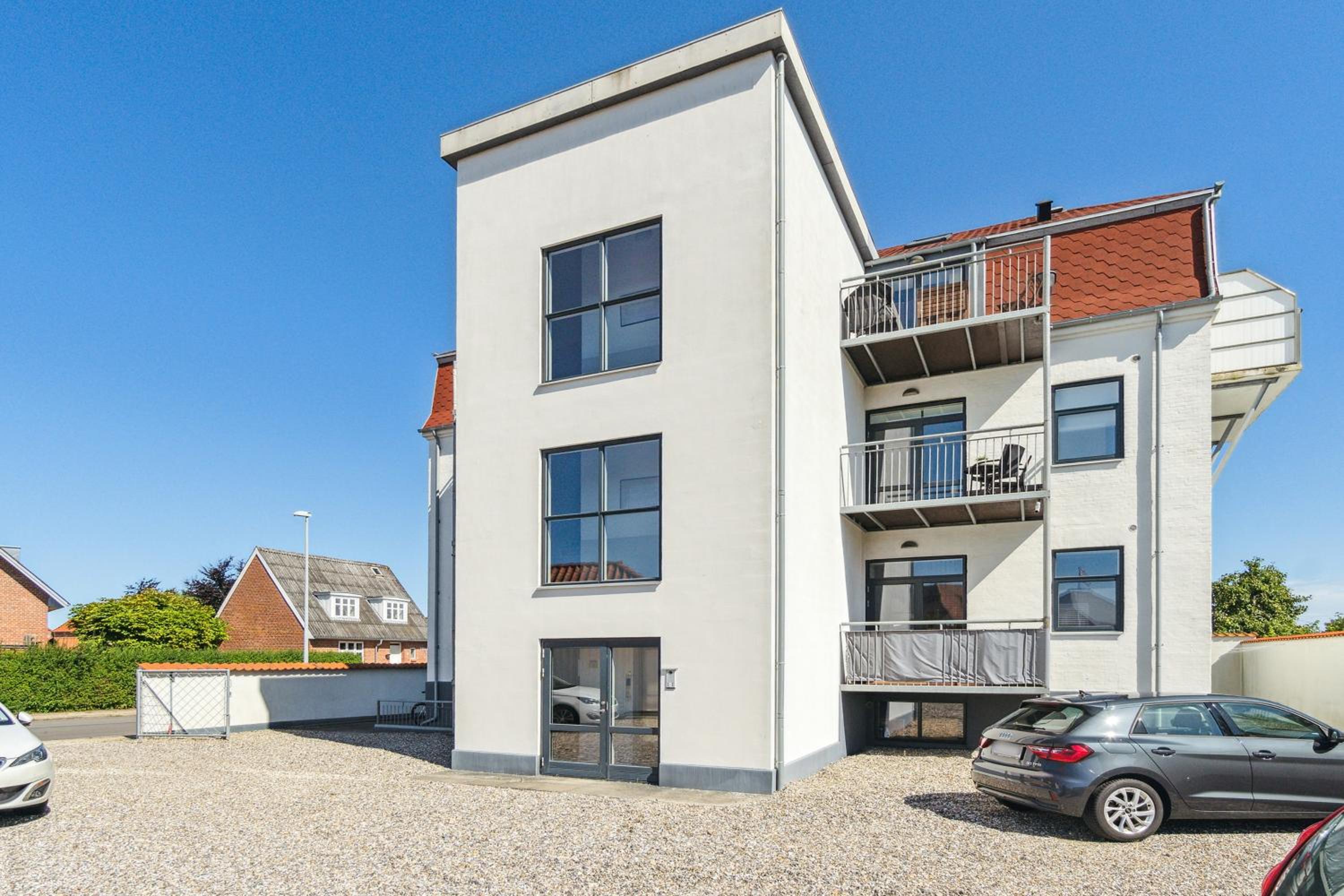 Charmerende 2BR lejlighed m privat parkering