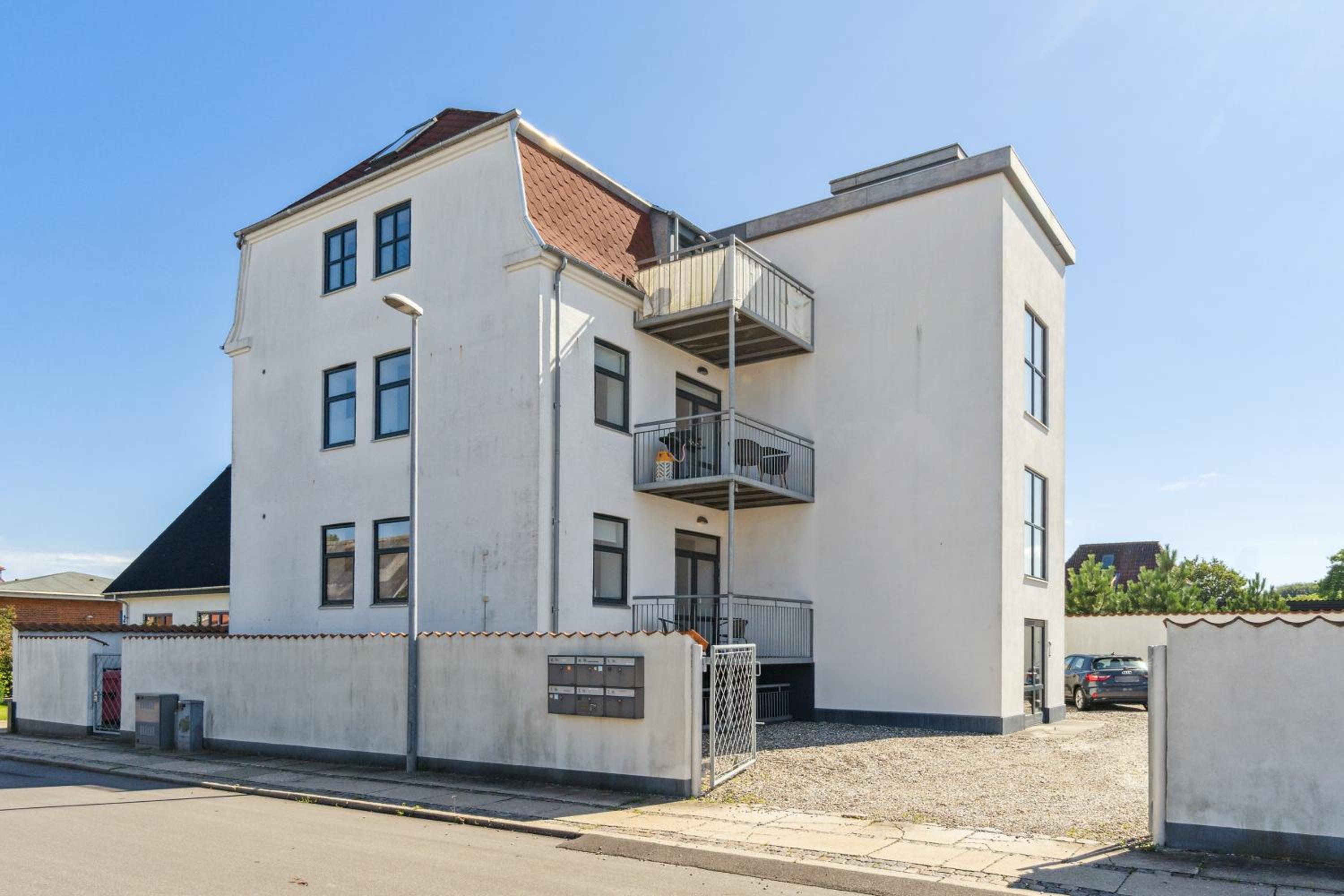 Charmerende 2BR lejlighed m privat parkering