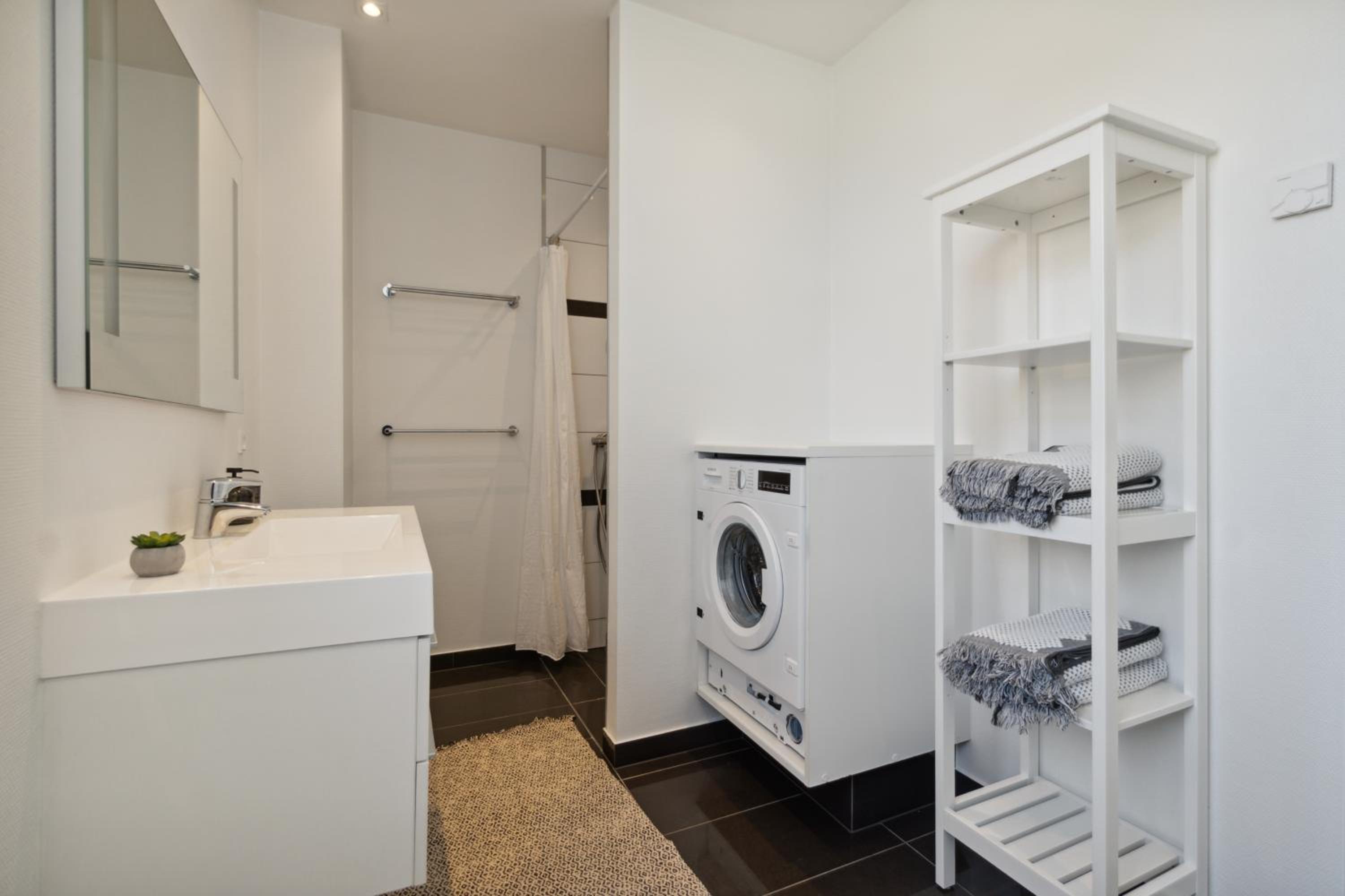 Charmerende 2BR lejlighed m privat parkering