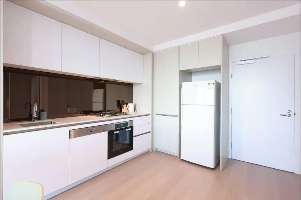 15D City View near Yara River with Free Parking, TramStop