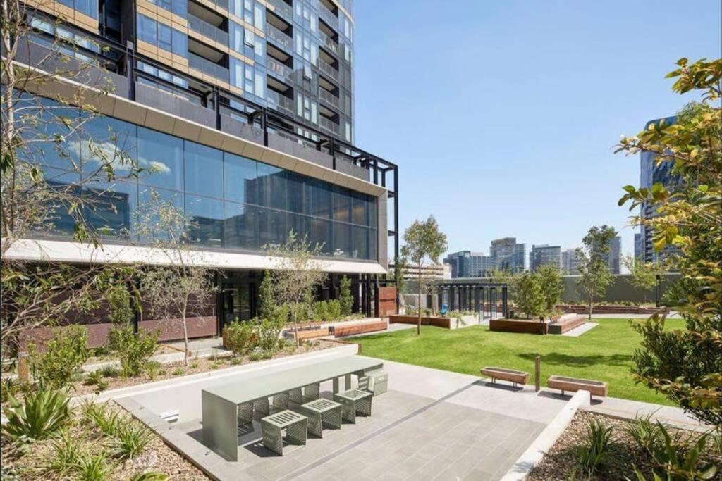 15D City View near Yara River with Free Parking, TramStop