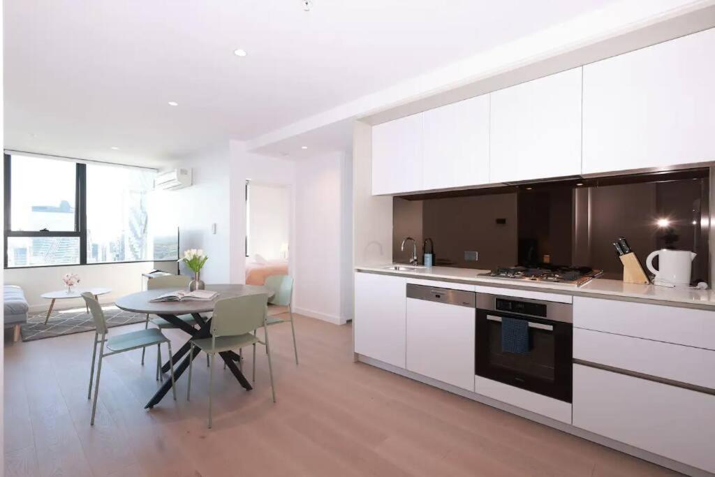 15D City View near Yara River with Free Parking, TramStop
