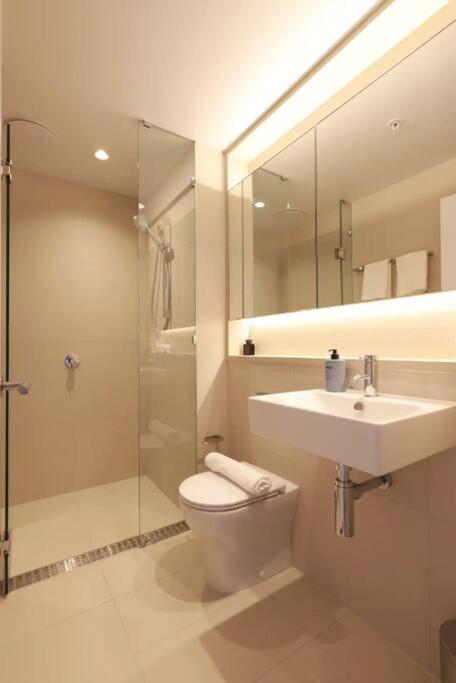 15D City View near Yara River with Free Parking, TramStop