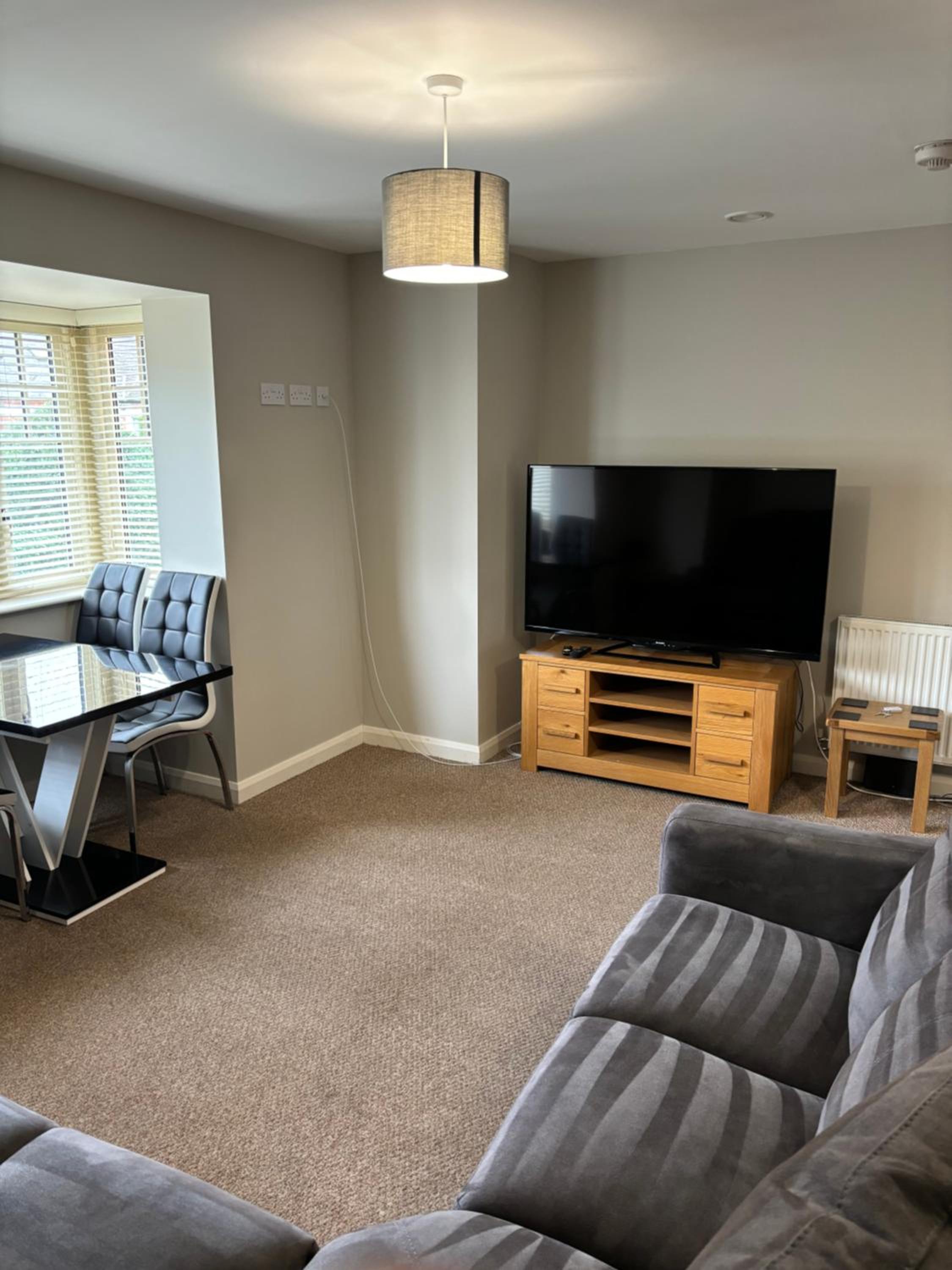 Two Bedrooms Two Bathrooms and Private Parking Rugby