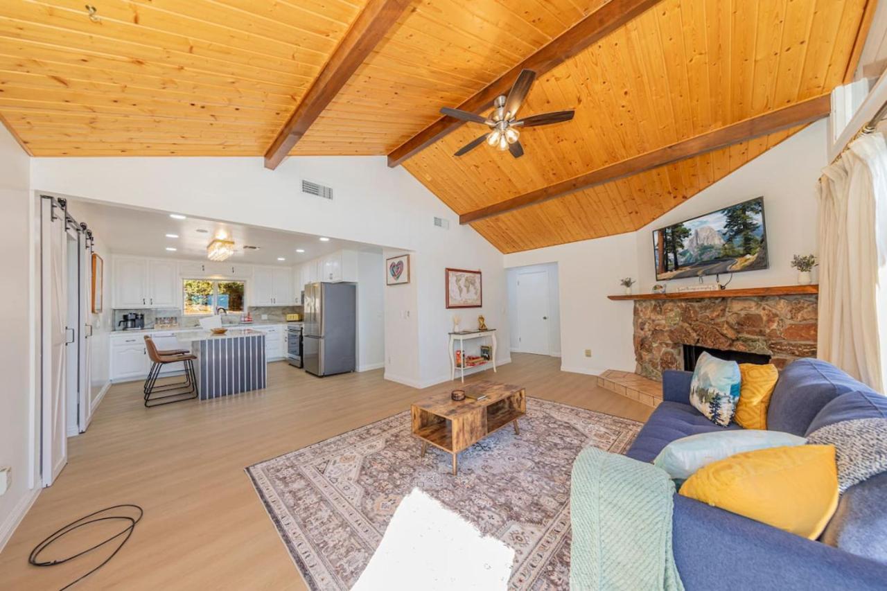 Hillside Gardenview Getaway with Hot tub and Pool table view 3