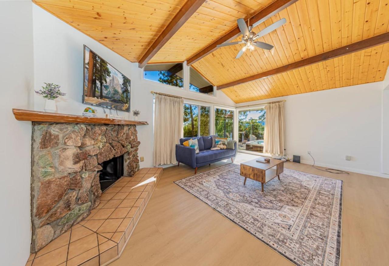 Hillside Gardenview Getaway with Hot tub and Pool table view 4