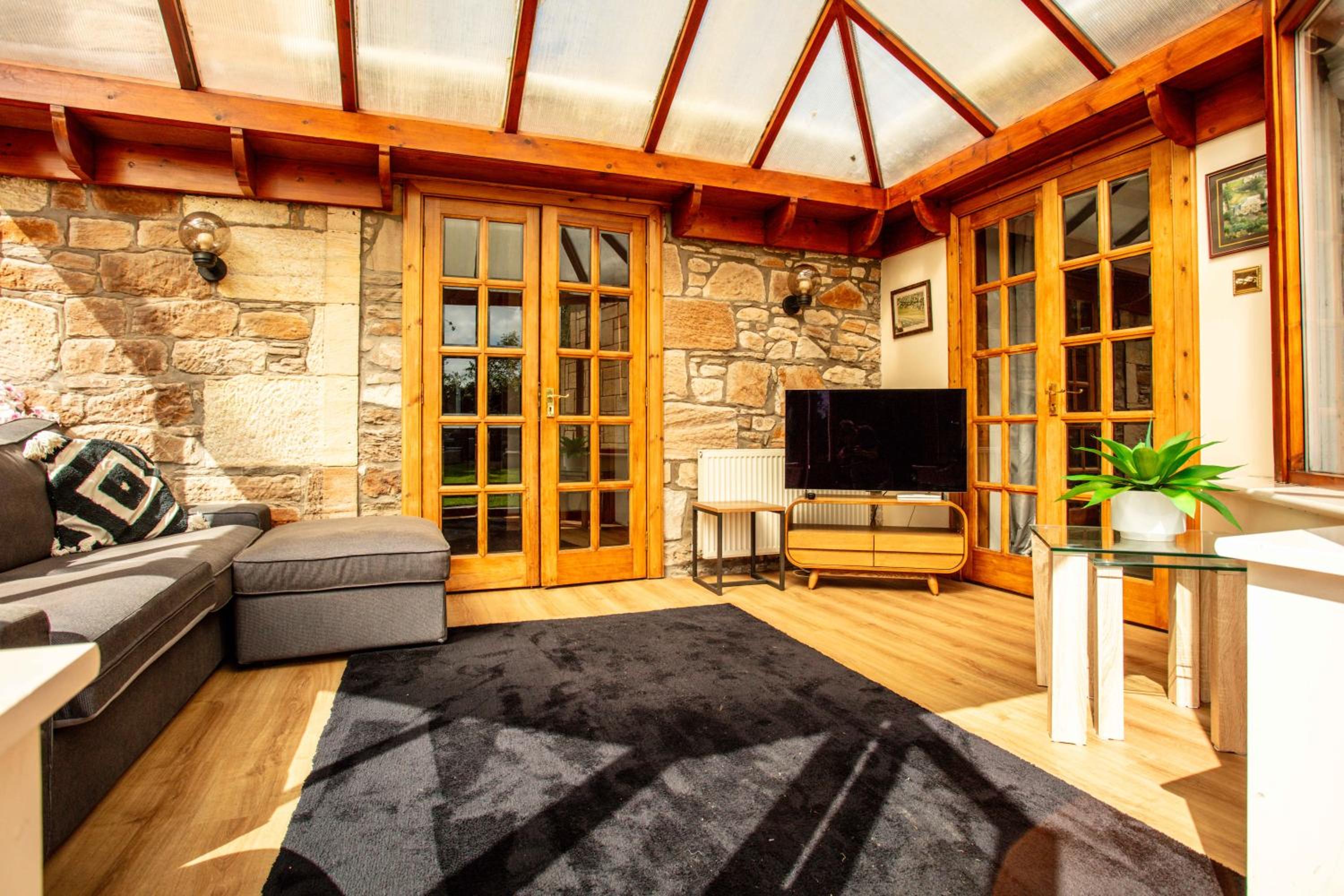 Burnock Lodge with Hot Tub